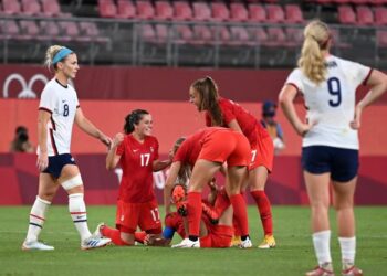 SKUAD Bola sepak wanita Kanada meraikan kejayaan mara ke final selepas menewaskan Amerika Syarikat di separuh akhir.- AFP