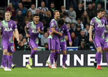 HARRY Kane (tengah) meraikan jaringannya bersama rakan sepasukan ketika membantu Tottenham menumpaskan Newcastle 3-2 dalam aksi Liga Perdana Inggeris kelmarin.