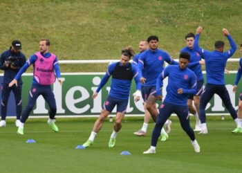 HARRY Kane (dua dari kiri) bersama rakan sepasukan gigih berlatih menjelang pertemuan dengan Ukraine esok pagi. - AFP