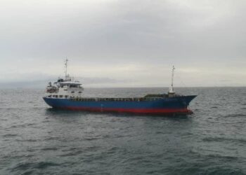 KAPAL dagang asing diusir Maritim Malaysia kerana bersauh tanpa kebenaran di perairan Tompok Utara berhampiran Kota Tinggi, semalam. - IHSAN MARITIM MALAYSIA JOHOR