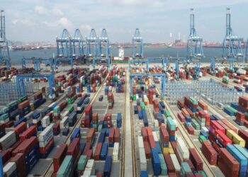 GAMBAR dari pemandangan udara menunjukkan pelabuhan Qingdao di wilayah Shandong, timur laut China pada September 2020. - AFP