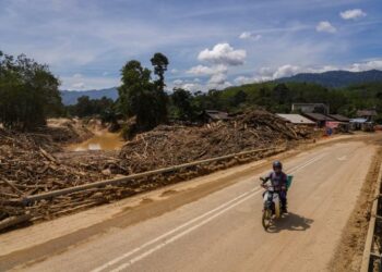 Keadaan jalan di Telemong, Karak yang dilanda banjir lumpur  pada Disember 2021. – Mingguan/SHIDDIEQIIN ZON