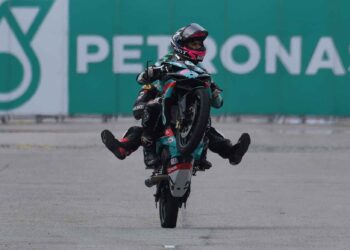 KASMA Daniel meraikan kejayaan memenangi perlumbaan CP150 pada Pusingan 7, Kejuaraan Cub Prix Malaysia di Terengganu hari ini.  - IHSAN CUB PRIX MALAYSIA