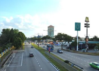 PENDUDUK di kawasan perumahan Pasir Gudang mahu pihak berkuasa menentukan kualiti udara selamat atau tidak berikutan berbau busuk terutama waktu malam . – FOTO/RAJA JAAFAR RAJA ALI