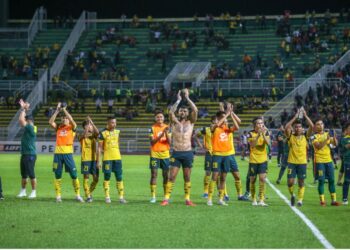 PEMAIN Kedah memberi penghormatan kepada penonton yang hadir pada suku akhir pertama Piala Malaysia di Stadium Darul Aman, Alor Setar Ahad lalu – UTUSAN/SHAHIR NOORDIN