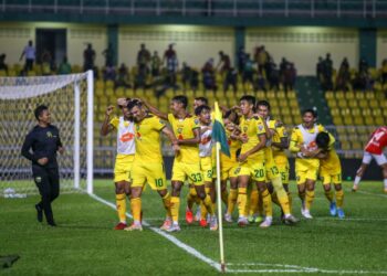 PEMAIN-pemain Kedah meraikan jaringan mereka dalam perlawanan Liga Super menentang KL City di Stadium Darul Aman, Alor Setatr malam ini. - UTUSAN/ SHAHIR NOORDIN