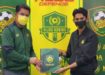 KHAMAL Idris Ali (kiri) bertukar dokumen bersama Muhammad Talhah Zainol selepas memeterai MoU antara KDA FA dan REDS Defence di Alor Setar hari ini. - UTUSAN/MOHD. RAFIE AZIMI