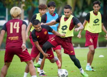 PEMAIN Kedah menjalani latihan kelmarin menjelang perlawanan terakhir Liga Super menentang Melaka United di Alor Setar malam ini. 
– IHSAN KEDAH FC