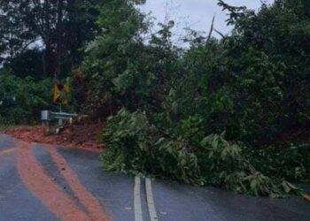 KEADAAN jalan utama menghubungkan pekan Yan ke Singkir, Merbok ditutup sementara berikutan kejadian tanah runtuh dan pokok tumbang di Kilometer 48.4, Tanjung Jaga, Yan, Kedah, hari ini.