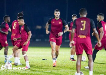 PEMAIN Kedah menjalani latihan semalam dalam persiapan menghadapi Perak pada aksi Liga Super esok. - IHSAN KEDAH DARUL AMAN FC