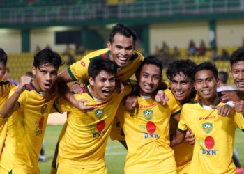 PEMAIN Kedah meraikan kejayaan menumpaskan Sains FC dalam aksi Piala FA malam ini. - IHSAN KDA FC