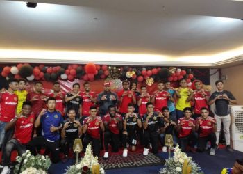 PEMAIN Kelantan NORIZAM Tukiman (tengah) bersama barisan pemain Kelantan dalam majlis pelancaran jersi baharu The Red Warriors di Kota Bharu, malam tadi.