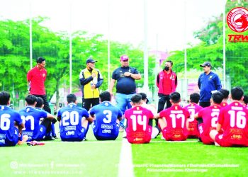 NORIZAM Tukiman (berdiri tengah) yakin tenaga anak jati Kelantan mampu julang The Red Warriors.