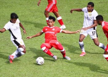 PERTAHANAN Kelantan, Aizzat Mai (tengah) bersaing dengan pemain Perak FC II dalam aksi Liga Perdana 2021 di Stadium Sultan Muhammad Ke-IV, Kota Bharu hari ini.  - UTUSAN/ZULHANIFA SIDEK