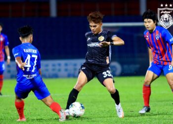 NIK Akif Syahiran Nik Mat dari Kelantan dikepung dua pemain JDT II dalam aksi Liga Perdana di Stadium Tan Sri Hassan Yunos, Larkin malam tadi. - JOHOR SOTUTHERN TIGERS