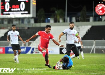 AKSI pemain Kelantan FC (baju merah) ketika menentang Terengganu FC II dalam saingan Liga Perdana di Stadium Sultan Ismail Nasiruddin Shah, Kuala Terengganu semalam.