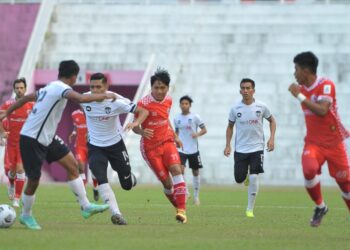 PEMAIN Kelantan FC (baju merah) ketika menentang Terengganu FC II dalam saingan Liga Perdana di Stadium Sultan Muhammad IV, Kota Bharu hari ini. - IHSAN TRW KELANTAN FC