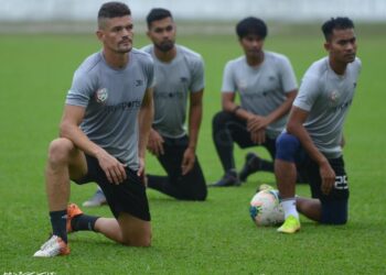 PEMAIN Kelantan United menjalani latihan dalam persiapan menghadapi Perak pada aksi Piala Malaysia esok. - IHSAN KELANTAN UNITED