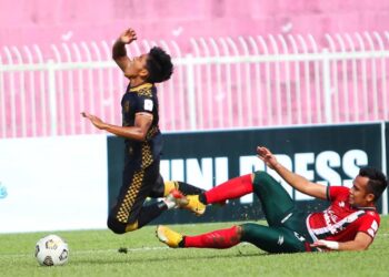 PERTAHANAN Kelantan United  FC, Mohamad Qayyum Marjoni Sabil melakukan terjahan keras  terhadap pemain tengah Kelantan FC,  Haziq Mohd. Sabri untuk membolehkan lawan dihadiahkan sepakan penalti dalam aksi Liga Perdana di Stadium Sultan Muhammad IV, Kota Bharu hari ini. - UTUSAN/ZULHANIFA SIDEK