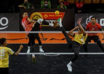 Apit kanan Negeri Sembilan Antlers, Muhammad Hafizul Hayazi (dua dari kanan), melakukan libasan dalam aksi Liga Premier ketika menentang Kelantan Warriors pada kejohanan Emas Anuar Liga Sepak Takraw 2021/22, di Stadium Titiwangsa, di sini hari ini. UTUSAN/ SHIDDIEQIIN ZON