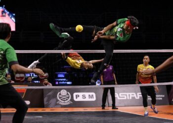 KELANTAN Warriors mempamer aksi bertenaga ketika menentang Bomba Fighters di Spice Arena, Bayan Baru malam ini. - IHSAN STL