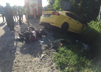 KEADAAN motosikal yang dirempuh sebuah kereta yang menyebabkan tiga orang maut di Jalan Sitiawan - Pantai Remis di Sitiawan hari ini. - UTUSAN/IHSAN JBPM