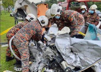 ANGGOTA bomba menyelamatkan seorang pemandu lelaki yang tersepit dalam kemalangan di Jambatan Sungai Kim-kim, Pasir Gudang.