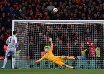 KEPA Arrizabalaga menendang bola tinggi melepasi palang gol untuk membawa kepada kekalahan Chelsea kepada Liverpool dalam penentuan sepakan penalti pada perlawanan akhir Piala Liga di Stadium Wembley, London semalam. - AFP