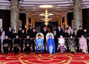 YANG di-Pertuan Agong, Al-Sultan Abdullah Ri’ayatuddin Al-Mustafa Billah Shah dan Raja Permaisuri Agong, Tunku Hajah Azizah Aminah Maimunah Iskandariah berkenan bergambar dengan barisan menteri Kabinet pada Istiadat Pengurniaan Surat Cara Pelantikan dan Istiadat Mengangkat Sumpah Jawatan dan Setia serta Sumpah Simpan Rahsia Menteri Persekutuan di Istana Negara semalam. - FOTO/IHSAN JABATAN PENERANGAN