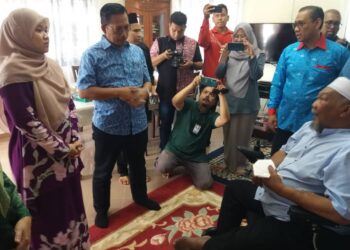 FADHLINA Sidek beramah mesra dengan Faham Kosiran (kerusi roda) dalam program Ziarah Hari Raya Cikgu  di Tanjong Karang,  Selangor, semalam. - UTUSAN / ISKANDAR SHAH MOHAMED