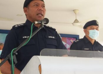 KETUA Polis Daerah Klang Selatan, Asisten Komisioner Shamsul Amar Ramli berucap menyampaikan taklimat penugasan Op Cegah Jenayah Bersepadu di Ibu Pejabat Polis Daerah (IPD) Klang Selatan, Klang, hari ini. -Foto ISKANDAR SHAH MOHAMED