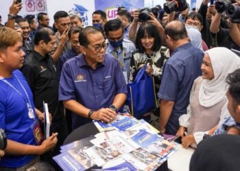 MOHAMAD Khaled Nordin (dua dari kanan) beramah mesra dengan pengunjung ketika mengadakan lawatan ke tapak pameran sempena majlis penutupan ‘Jom Masuk U’ di Dewan Tunku Canselor Universiti Malaya, Kuala Lumpur, semalam. – UTUSAN/MUHAMAD IQBAL ROSLI