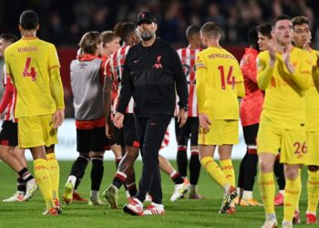 JURGEN Klopp dan pemain Liverpool memberi penghormatan kepada penyokong selepas tamat aksi Liga Perdana Inggeris menentang Brentford awal pagi tadi. 
- AFP