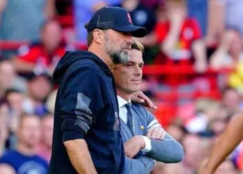 JURGEN Klopp (kiri) bersama Scott Parker dalam aksi di Anfield, Sabtu lalu.