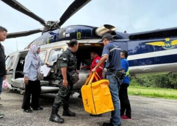 SEBUAH helikopter jenis Weststar AW139 digunakan untuk menghantar peti undi ke enam pos Orang Asli pedalaman di Gua Musang, Kelantan hari ini. - FOTO/AIMUNI TUAN LAH