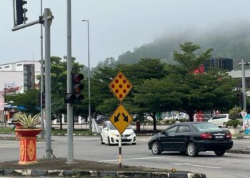 LAMPU isyarat yang kerap rosak sejak seminggu lalu mengundang bahaya kepada pengguna di Bandar Gua Musang, Kelantan. – FOTO/AIMUNI TUAN LAH