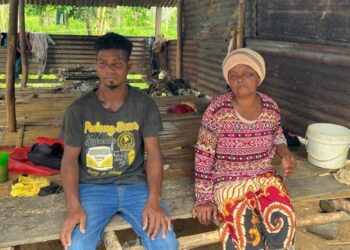 HASSAN Salleh (kiri) gigih menyara dan menjaga ibunya Khadijah Karim di rumah mereka di Kampung Pasir Linggi, Gua Musang, Kelantan. - UTUSAN/AIMUNI TUAN LAH