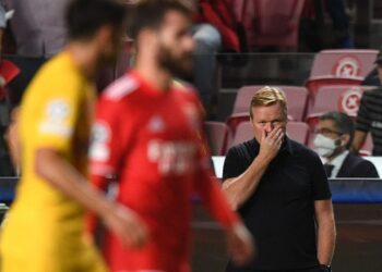 REAKSI Ronald Koeman ketika Barcelona menentang Benfica dalam saingan Liga Juara-Juara di  Stadium Luz, Lisbon hari ini. - AFP