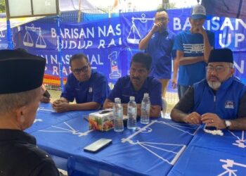 KOHILAN Pillay (tengah) mendengar keluhan dan permesalahan yang dialami oleh penduduk PPR Batu Muda semasa program ziarah kasih di PPR Batu Muda. - FOTO/ARIF AIMAN ASROL