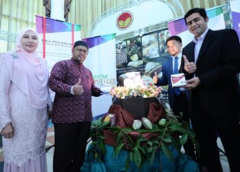 MOHD. Khairuddin Aman Razali merasmikan prapelancaran dua kit diagnostik penanaman koko di Pusat Penyelidikan 
Bioteknologi Koko, Kota Kinabalu Industrial Park (KKIP), Sabah.