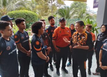 SITI Zalina Ahmad (tiga dari kiri) mendengar amanat Timbalan Chef de Mission ke Sukan Komanwel Birmingham 2022, Gerrard Monteiro di kem motivasi skuad boling padang negara di Port Dickson, hari ini. - UTUSAN/NAZARUDIN SHAHARI