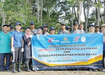 KIRA-KIRA 500 anak pokok bakau ditanam sempena Program Pengukuhan myKomuniti Perikanan Pulau Pinang dan Penanaman Pokok Bakau bersama Nelayan Seberang Perai Selatan di Hutan Simpan Byram, Nibong Tebal, baru-baru ini. – UTUSAN/ISWAN SHAFIQ ISA