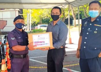 Pengarah Program Kongsi Rezeki UiTM,
Mohd. Afiz Hasan menyampaikan
bantuan ‘kongsi rezeki’ kepada warga 
universiti yang terjejas akibat Covid-19.