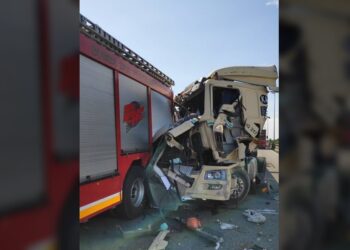 SEBUAH lori kontena menghentam bahagian belakang sebuah jentera bomba ketika pasukan keselamatan itu sedang memadam kebakaran sebuah lori di atas Jambatan Pelabuhan Klang di Klang, Selangor, petang tadi.