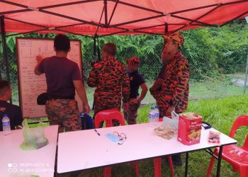 ANGGOTA bomba dan penyelamat meneruskan operasi mencari seorang pendaki yang hilang dikhuatiri sesat di Gunung Korbu sejak Ahad lalu di Ipoh, Perak. - GAMBAR JBPM