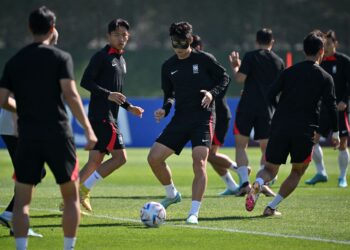 Son Heung Min (tengah) memakai topeng muka dalam latihan pasukan semalam ekoran mengalami kecederaan mata. - AFP