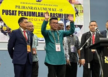 MOHD. Azizi Abu Naim (tengah) yang berjaya menewaskan Ku Li di kerusi Gua Musang pada PRU-15 lalu mengumumkan sokongan kepada Anwar Ibrahim berkuatkuasa hari ini.