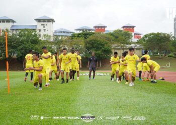 JOSEPH Kalang Tie (depan, kanan) menjalani latihan bersama rakan-rakan skuad Kuching City FC semalam.