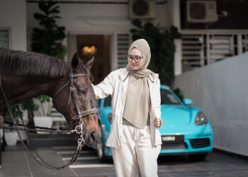 MASTER Stokis Meeracle, Siti Azlina Mhd Halil menerima seekor Kuda Thoroughbred (Belima) berwarna Dark bay  dihadiahkan Meeracle kepada wakil jualannya yang mencapai sasaran jualan tahunan tertinggi.