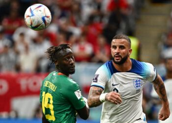 Kyle Walker (kanan) diberi peranan besar untuk mengunci pergerakan penyerang Perancis, Kylian Mbappe dalam perlawanan suku akhir. – AFP